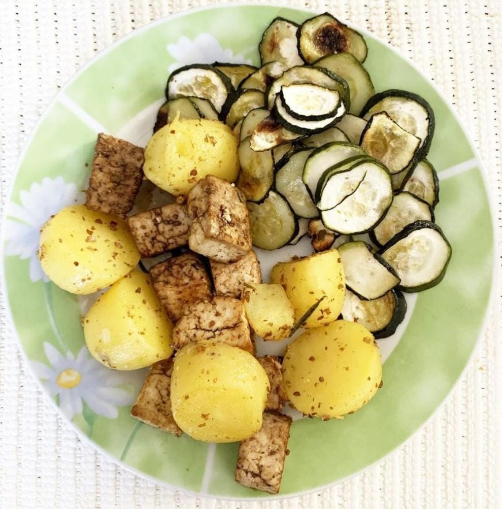 piatto vegano con patate zucchine e tofu