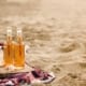 aperitivo con due bottiglie di birra sulla spiaggia