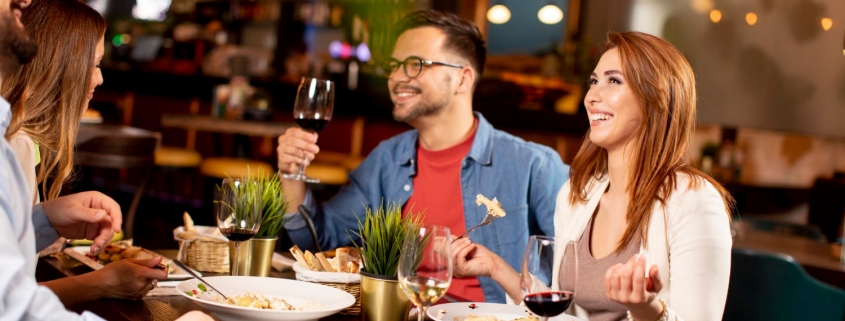 persone a cena fuori in un'atmosfera allegra e conviviale